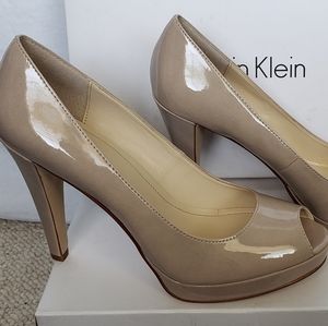 Calvin Klein Sandie Nude Patent Peep Toe Pump sz9